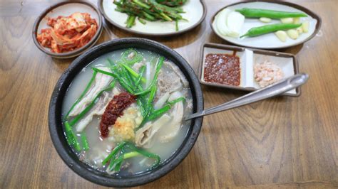  Dwaeji Gukbap: Uma sopa reconfortante que combina sabores ricos e picantes para aquecer a alma!