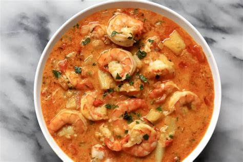  Moqueca de Camarão: Uma Sinfonia Tropical de Frutos do Mar Frescos e um Caldo Aromático Intenso!